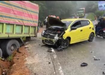 Video: Truk Hino Tabrakan dengan Minibus di Sitinjau Lauik