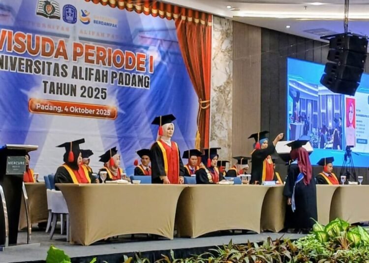 Universitas Alifah Padang menggelar Wisuda Tahap I Tahun Ajaran 2024/2025 di Hotel Mercure Padang, Sabtu (4/10/2025).