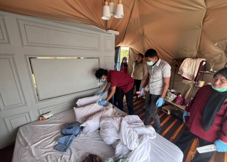 Petugas memeriksa penginapan tempat korban ditemukan kritis di Alahan Panjang. Foto: IST