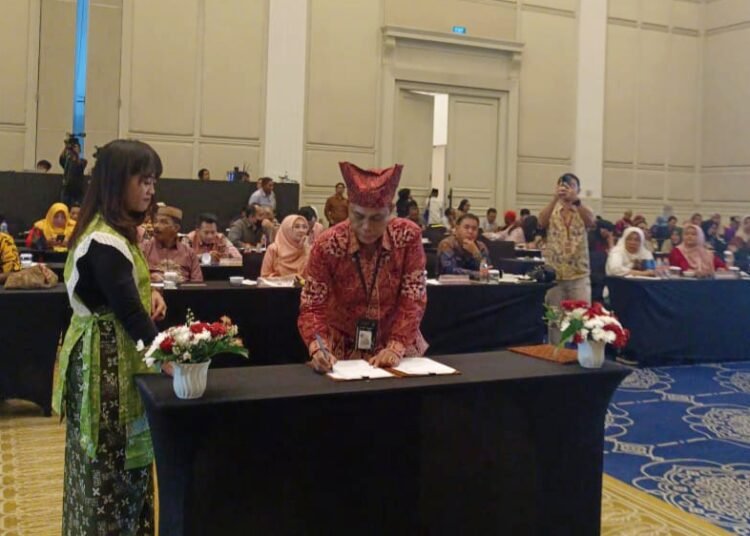 Tiga warisan budaya asal Padang Pariaman, yaitu Maniliak Bulan, Malacuik Marapulai, dan Indang Tigo Sandiang, ditetapkan sebagai Warisan Budaya Takbenda Indonesia (WBTbI) Tahun 2025.