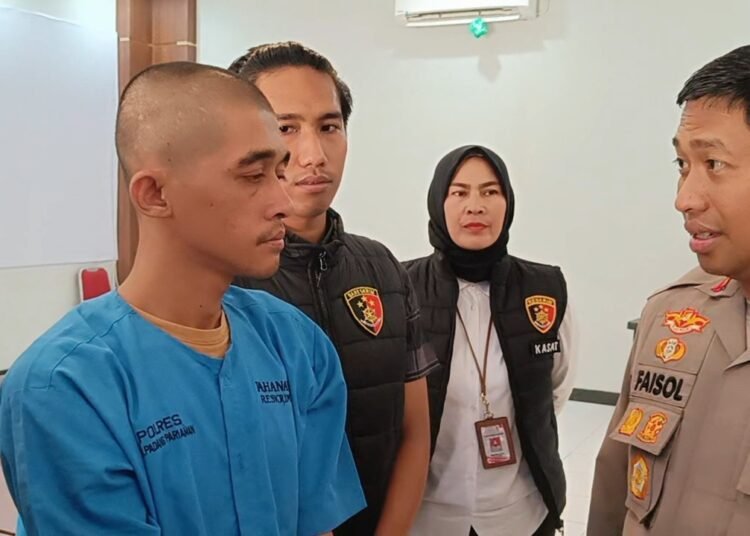Pelaku berinisial YB dihadirkan saat konferensi pers pengungkapan kasus pencurian emas senilai Rp185 juta di Mapolres Padang Pariaman, Rabu (15/10/2025).