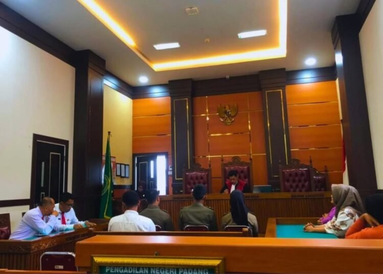 Pelanggar Peraturan Daerah (Perda) menjalani Sidang Tindak Pidana Ringan (Tipiring) di Pengadilan Negeri Padang, Jumat (3/10/2025). IST