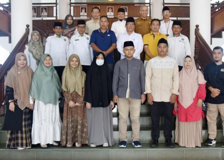 Wakil Wali Kota Pariaman, Mulyadi, saat melepas empat kafilah terbaik asal daerah tersebut untuk mewakili Provinsi Sumatera Barat pada ajang Seleksi Tilawatil Qur’an dan Musabaqah Al-Hadis (STQH) XXVIII Nasional 2025.