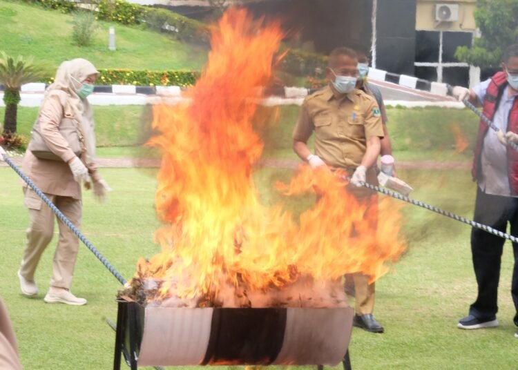 Pemusnahan sejumlah barang bukti kasus narkoba di halaman Mapolda Sumbar, Selasa (7/10/2025).