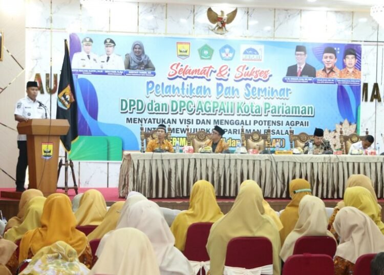 Wakil Wali Kota Pariaman, Mulyadi, memberikan sambutan saat menghadiri Pengukuhan, Pelantikan dan Seminar DPD serta DPC Asosiasi Guru Pendidikan Agama Islam Indonesia Pariaman masa bakti 2024–2029 di Aula Balai Kota Pariaman, Rabu (8/10/2025).