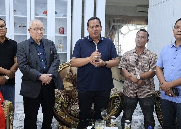 Wali Kota Pariaman, Yota Balad, menerima kunjungan Direktur CCR Corporation Japan perwakilan Indonesia, Yasumasa Sasahara, di Pendopo Rumah Dinas Wali Kota Pariaman, Minggu (12/10).