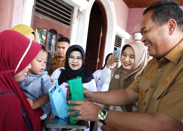 Wali Kota Pariaman, Yota Balad, meluncurkan Program Makan Bergizi Gratis (MBG) Ibu Hamil, Ibu Menyusui, dan Balita (3B) di Kecamatan Pariaman Tengah, Senin (13/10/2025).