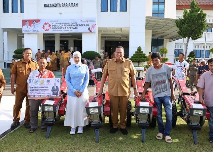 Penyerahan bantuan alat dan mesin pertanian (alsintan) untuk 18 kelompok tani di Pariaman dari Kementerian Pertanian RI melalui aspirasi Anggota Komisi IV DPR RI Dapil Sumatera Barat II, Cindy Monica Salsabila Setiawan, di Aula Balai Kota Pariaman, Senin (27/10/2025).
