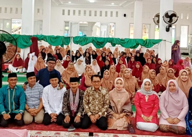 Bupati Padang Pariaman, John Kenedy Azis, membuka kegiatan BKMT Nagari III Koto Aur Malintang, Kecamatan IV Koto Aur Malintang, di Masjid Nurul Huda, Batu Basa, pada Senin (12/10/2025). Foto: Pemkab Padang Pariaman