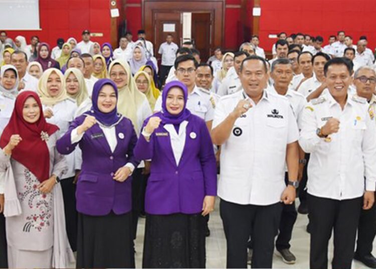 Wali Kota Pariaman, Yota Balad, mengukuhkan Tim Pembina Posyandu Kota Pariaman masa masa bakti 2025–2030 di Aula Balai Kota Pariaman, Rabu (29/10/2025).