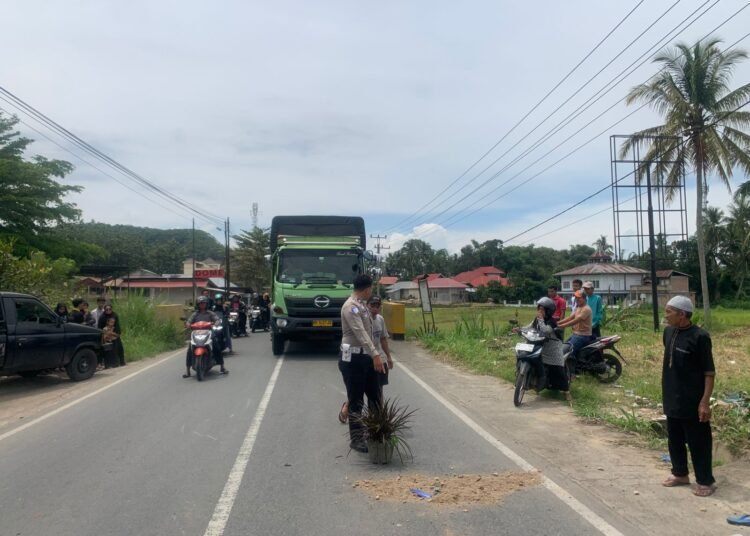 Polisi melakukan olah TKP di Lokasi kecelakaan di Jalan M. Yamin, Kelurahan Balai Jaring, Kecamatan Payakumbuh Timur, Jumat (10/10/2025).