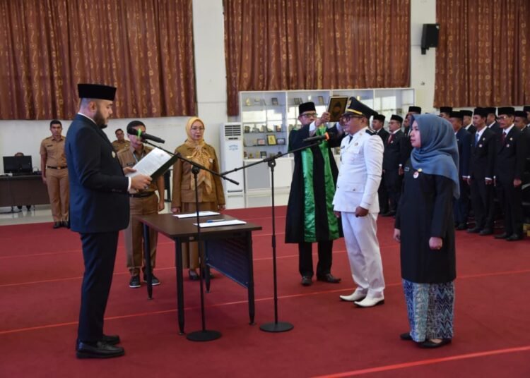 Wali Kota Padang Fadly Amran melantik pejabat administrator dan pengawas di lingkungan Pemerintah Kota Padang, Senin (20/10/2025).