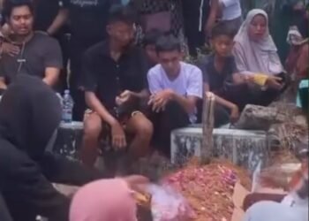 Haru dan Duka Menyelimuti Pemakaman Cindy, Pengantin Baru yang Meninggal Saat Bulan Madu di Solok