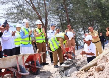 Bupati Padang Pariaman Letakan Batu Pertama Pembangunan Kampung Nelayan Merah Putih di Katapiang
