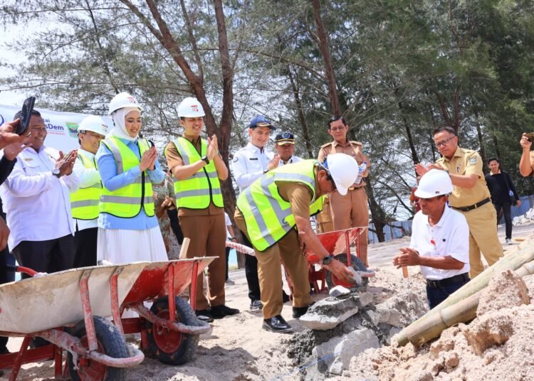 Prosesi peletakan batu pertma  pembangunan Kampung Nelayan Merah Putih (KNMP) di Nagari Katapiang, Kecamatan Batang Anai, Padang Pariaman, pada Senin (27/10).