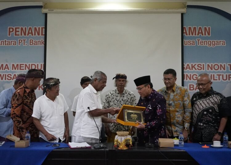 Wakil Wali Kota Padang, Maigus Nasir, menerima cenderamata usai diskusi seputar pemajuan kebudayaan dan regulasi adat di kantor Dinas Kebudayaan Pemajuan Masyarakat Bali di Renon, Denpasar, Selasa (30/9/2025).
