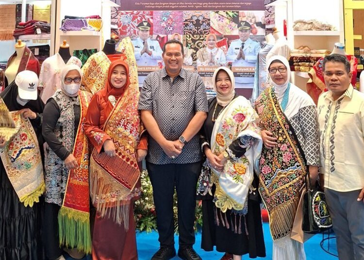 Wali Kota Pariaman Yota Balad mengunjungi stan Kota Pariaman di The Jakarta International Handicraft Trade Fair (Inacraft) 2025 di Jakarta Convention Center (JCC), Senayan.