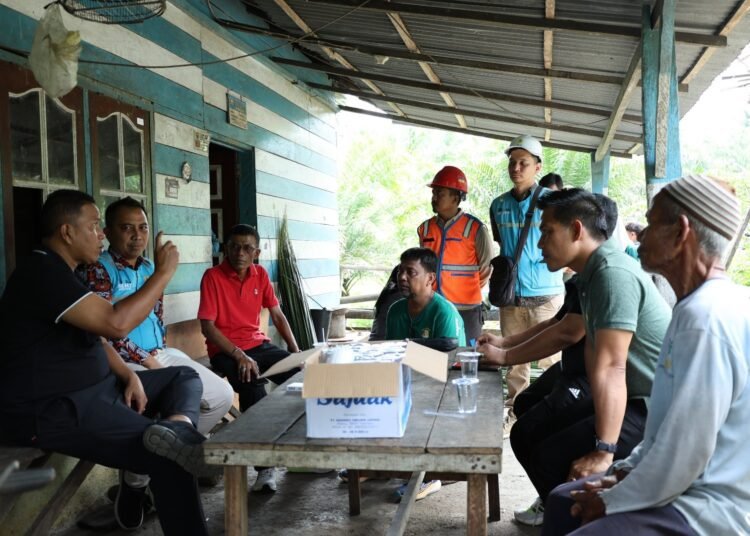 Wakil Wali Kota Pariaman Mulyadi langsung turun meninjau rumah Amiruddin bersama pihak PT PLN ULP Pariaman, Jumat (10/10/2025).