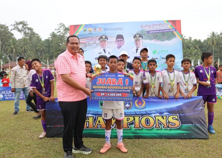 Wali Kota Pariaman Yota Balad menyerahkan hadiah kepada SSB Victory Puma Kota Payakumbuh yang berhasil keluar sebagai juara Kejuaraan Nasional (Kejurnas) Sepak Bola U-12 antar Sekolah Sepak Bola (SSB) dan Akademi se-Indonesia Piala Wali Kota Pariaman, Kamis (9/10/2025).