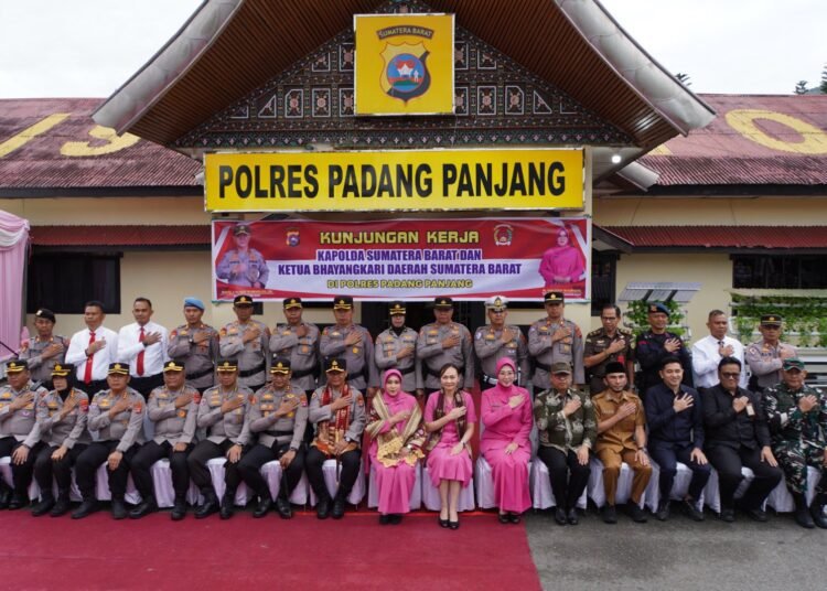 Wali Kota Padang Panjang, Hendri Arnis, bersama unsur Forkopimda, menyambut kedatangan Kapolda Sumatera Barat, Irjen Pol Gatot Tri Suryanta, beserta rombongan di Mapolres Padang Panjang, Selasa (7/10/2025).