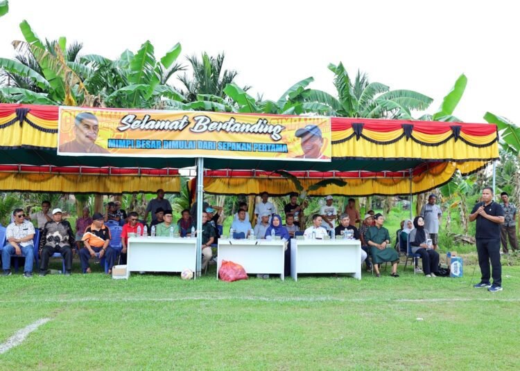 Wakil Wali Kota Pariaman, Mulyadi, membuka Open Turnamen Sepak Bola Cimparuh League Kelompok Umur (KU) 14 Tahun 2025 Tingkat Provinsi Sumatera Barat, di Lapangan Sepakbola Persatuan Sepakbola Cimparuh (PSC) Cimparuh, Jumat sore (10/10/2025).