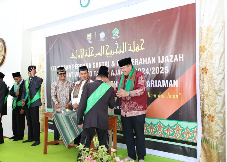 Wali Kota Pariaman, Yota Balad, menghadiri kelulusan perdana Santri Pondok Pesantren (Ponpes) Al-Mughny sekaligus penyerahan ijazah tingkat Wustho Tahun Ajaran 2024/2025, di Masjid Az-Zubaidah Ponpes Al-Mughny, Desa Pauh Barat, Kecamatan Pariaman Tengah, Kamis (9/10/2025).
