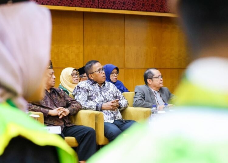 Wakil Wali Kota (Wawako) Pariaman, Mulyadi, menghadiri Wisuda Sarjana Angkatan ke-XVII Sekolah Tinggi Ilmu Administrasi (STIA) Bina Nusantara Mandiri (BNM) Pariaman, di Basko Hotel Padang, Sabtu (11/10/2025).