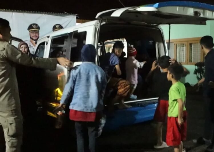 Petugas Satpol PP Kota Padang mengamankan pengemis dan anak jalanan di kawasan lampu merah Jalan Diponegoro, Kecamatan Padang Barat, pada Kamis malam (2/10/2025).