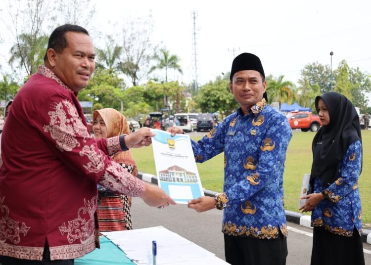 Wali Kota Pariaman, Yota Balad, menyerahkan Surat Keputusan (SK) Pegawai Pemerintah dengan Perjanjian Kerja (PPPK) di Halaman Balaikota Pariaman, Kamis (9/10/2025).