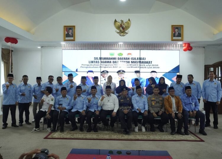 Wali Kota Padang Panjang Hendri Arnis mengukuhkan kepengurusan Forum Kerukunan Umat Beragama (FKUB) dan Asosiasi Guru Pendidikan Agama Islam (AGPAI) Kota Padang Panjang periode 2025–2030, dalam kegiatan Silaturahmi Daerah (Silatda) Lintas Agama dan Masyarakat, Rabu (15/10/2025).