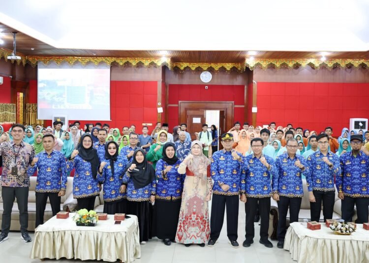 Foto bersama usai kegiatan Sosialisasi Jalur Masuk Mahasiswa Baru Baik Umum dan Program Satu Keluarga Satu Sarjana Plus Pemerintah Kota Pariaman ke Universitas Telkom Bandung di Aula Balaikota Pariaman, Jumat (17/10/2025).
