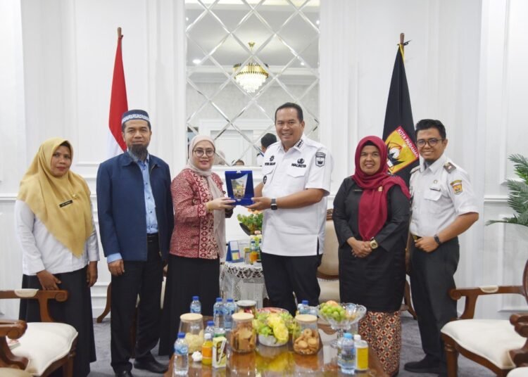 Wali Kota Pariaman Yota Balad menerima kunjungan Direktur UT Padang, Dr. Mery Berlian, Rabu (15/10/2025).