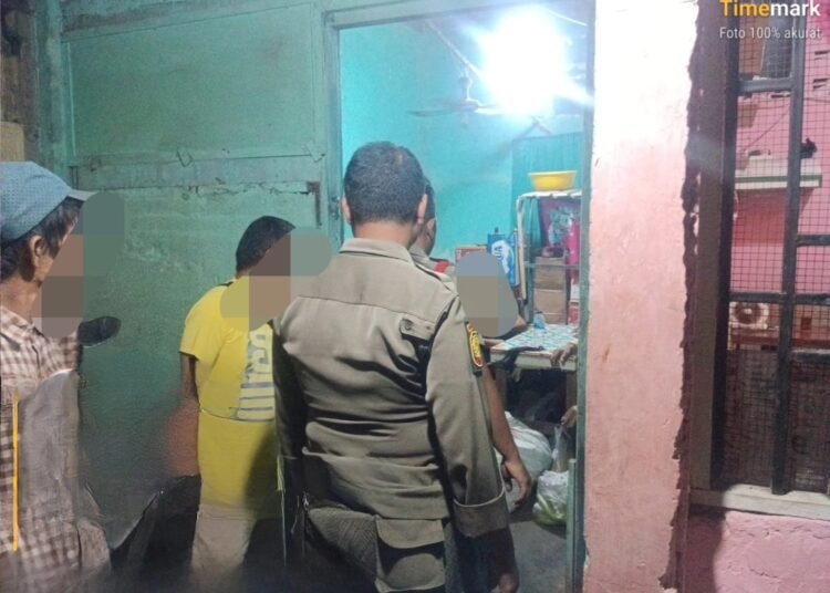 Satuan Polisi Pamong Praja (Satpol PP) Kota Padang melakukan penertiban penyakit masyarakat (pekat) di kawasan pertokoan Atom Center, Jalan Imam Bonjol, Kecamatan Padang Barat, Jumat (17/10/2025).