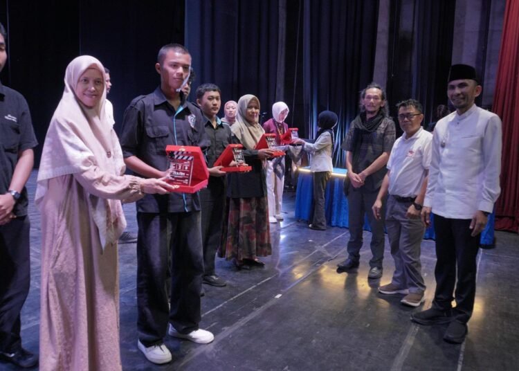 Wakil Wali Kota Padang Panjang Allex Saputra menghadiri penutupan Minang Film Festival (Miffest) ke-9 di Gedung Pertunjukan Hoerijah Adam, Kampus ISI Padangpanjang, Jumat (17/10/2025).