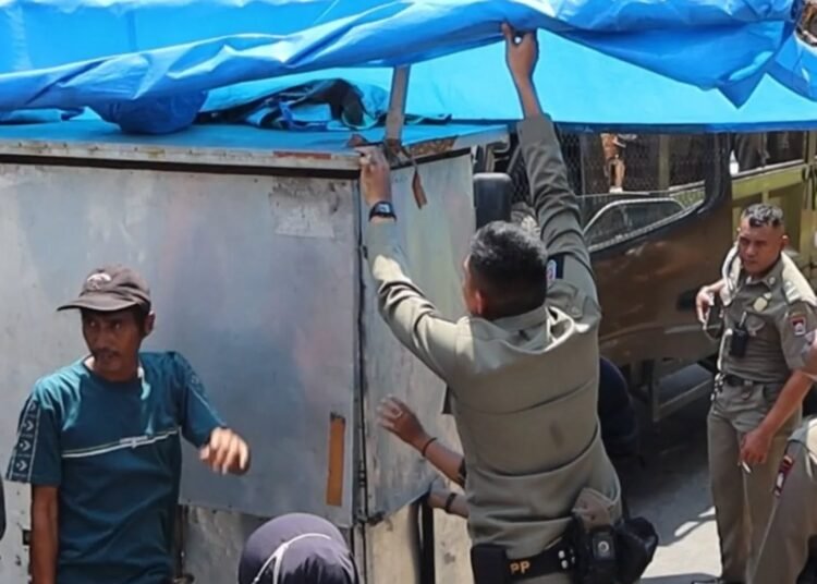 Petugas Satuan Polisi Pamong Praja (Satpol PP) Kota Padang menertibkan sejumlah lapak pedagang kaki lima (PKL) yang ditinggalkan di atas fasilitas umum (fasum) dan trotoar, Selasa (14/10/2025). IST