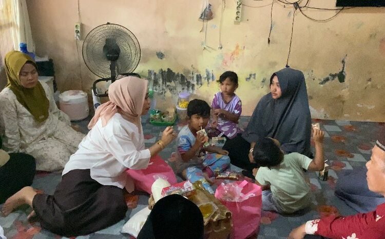 Ketua TP-PKK Kabupaten Padang Pariaman, Ny. Nita Christanti Azis, didampingi jajaran Dinas Sosial, mengunjungi Yulidawati, warga Korong Tarok, Nagari Kapalo Hilalang, Kecamatan 2x11 Kayu Tanam, yang sempat viral di media sosial karena perjuangannya sebagai kuli batu demi menghidupi tiga anaknya.