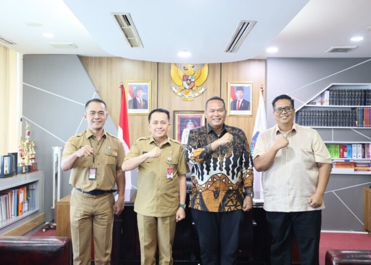 Wali Kota Pariaman Yota Balad melakukan pertemuan dengan Direktur Jenderal (Dirjen) Bina Keuangan Daerah Kementerian Dalam Negeri (Kemendagri), Agus Fatoni, di Jakarta, Senin (20/10/2025).