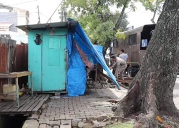 Satpol PP Padang Amankan Gerobak dan Terpal PKL yang Ditinggal di Trotoar