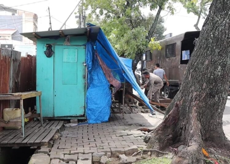Satuan Polisi Pamong Praja (Satpol PP) Kota Padang menertibkan lapak pedagang kaki lima (PKL) yang ditinggalkan usai berjualan di trotoar dan badan jalan kawasan Jalan Sutan Syahrir, Kecamatan Padang Selatan, Rabu (22/10/2025) pagi.
