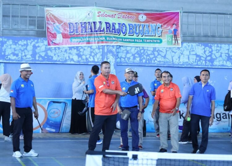 Wakil Wali Kota Pariaman Mulyadi saat membuka Kejuaraan Pickleball Wali Kota Cup antar Guru se-Kota Pariaman dan Kabupaten Padang Pariaman sekaligus Pelatihan Wasit dan Pelatih Tingkat Provinsi Sumatera Barat Tahun 2025 di Hall GOR Rajo Bujang, Kelurahan Karan Aur, Kecamatan Pariaman Tengah, Sabtu (25/10/2025).