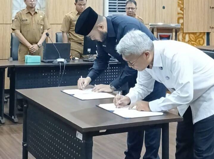 Penandatanganan komitmen bersama antara Pemko Padang dan Badan Pengawasan Keuangan dan Pembangunan (BPKP) Perwakilan Provinsi Sumatera Barat, Senin (27/10/2025).