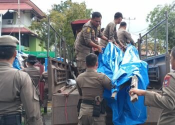 Berjualan di Trotoar, Lapak PKL di Padang Dibongkar Satpol PP