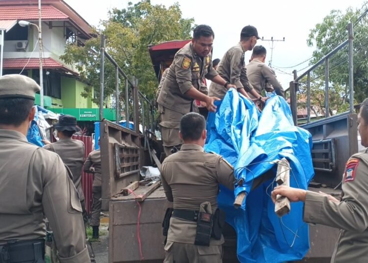 ‎Satuan Polisi Pamong Praja (Satpol PP) Padang menertibkan sejumlah pedagang kaki lima (PKL) yang berjualan di atas fasilitas umum (fasum) di kawasan Gunung Pangilun, tepatnya di depan Rumah Sakit Ibnu Sina, Kamis (16/10/2025).