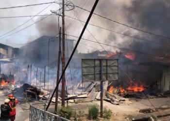 Api Mengamuk di Padang, Belasan Rumah Terbakar, Petugas Damkar Terus Berjuang Padamkan Api