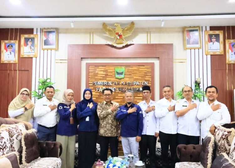 Bupati Padang Pariaman, John Kenedy Azis (JKA),menerima kunjungan silaturahmi Kepala Perwakilan Ombudsman Republik Indonesia Provinsi Sumatera Barat, Adel Wahidi, bersama jajaran di ruang kerjanya, Komplek IKK Parit Malintang, Rabu (29/10).