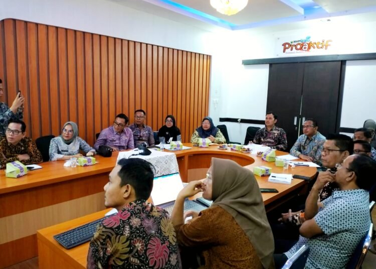 Wakil Bupati Padang Pariaman, Rahmat Hidayat, bersama jajaran saat memaparkan kesiapan daerah dalam kegiatan Penilaian Kinerja Stunting Tahun 2024, Kamis (2/10/2025).