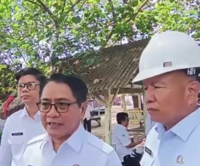 Bupati Padang Pariaman, John Kenedy Azis, bersama Staf Ahli Menteri KKP RI, Trian Yunanda, meninjau progres pembangunan Kampung Nelayan Merah Putih di Nagari Katapiang, Batang Anai, Rabu (15/10/2025)