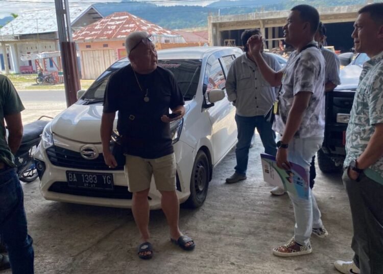 Petugas Kantor Imigrasi Kelas I TPI Padang mengamankan LWF di Solok Selatan, Senin (13/10/2025). IST