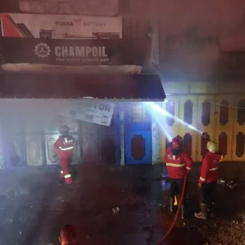 Kebakaran ruko penyedia oli dan suku cadang sepeda motor di belakang lintas, tepatnya di belakang Plaza Andalas, Kelurahan Olo, Kecamatan Padang Barat, Kota Padang, pada Jumat (24/10) dini hari. Foto: Damkar Padang
