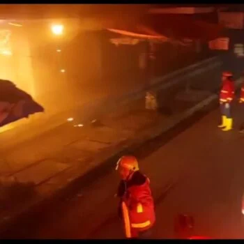 Kebakaran melanda Blok A Pasar Raya Padang pada Kamis (30/10) dini hari.